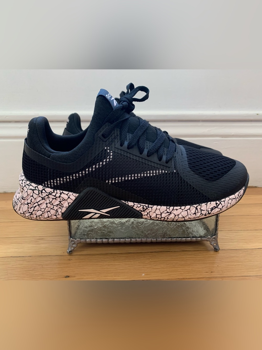NWOB REEBOK Black Mesh/Lite Pink Sole Walk/Run Sneakers Women’s Size 11